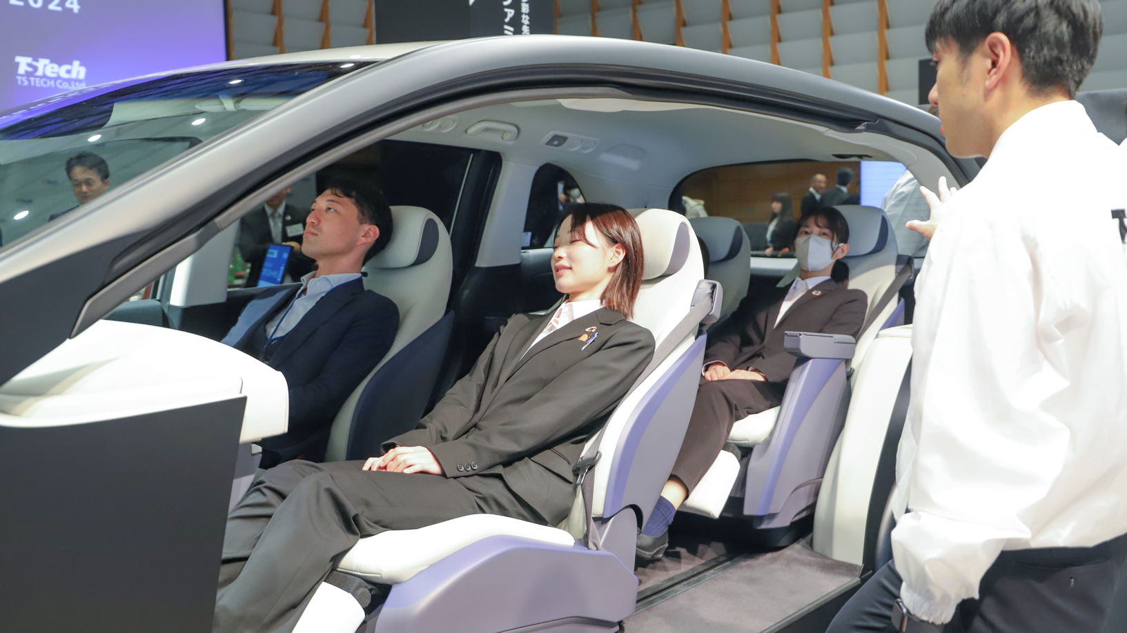 Image of a man explaining to visitors at the presentation.