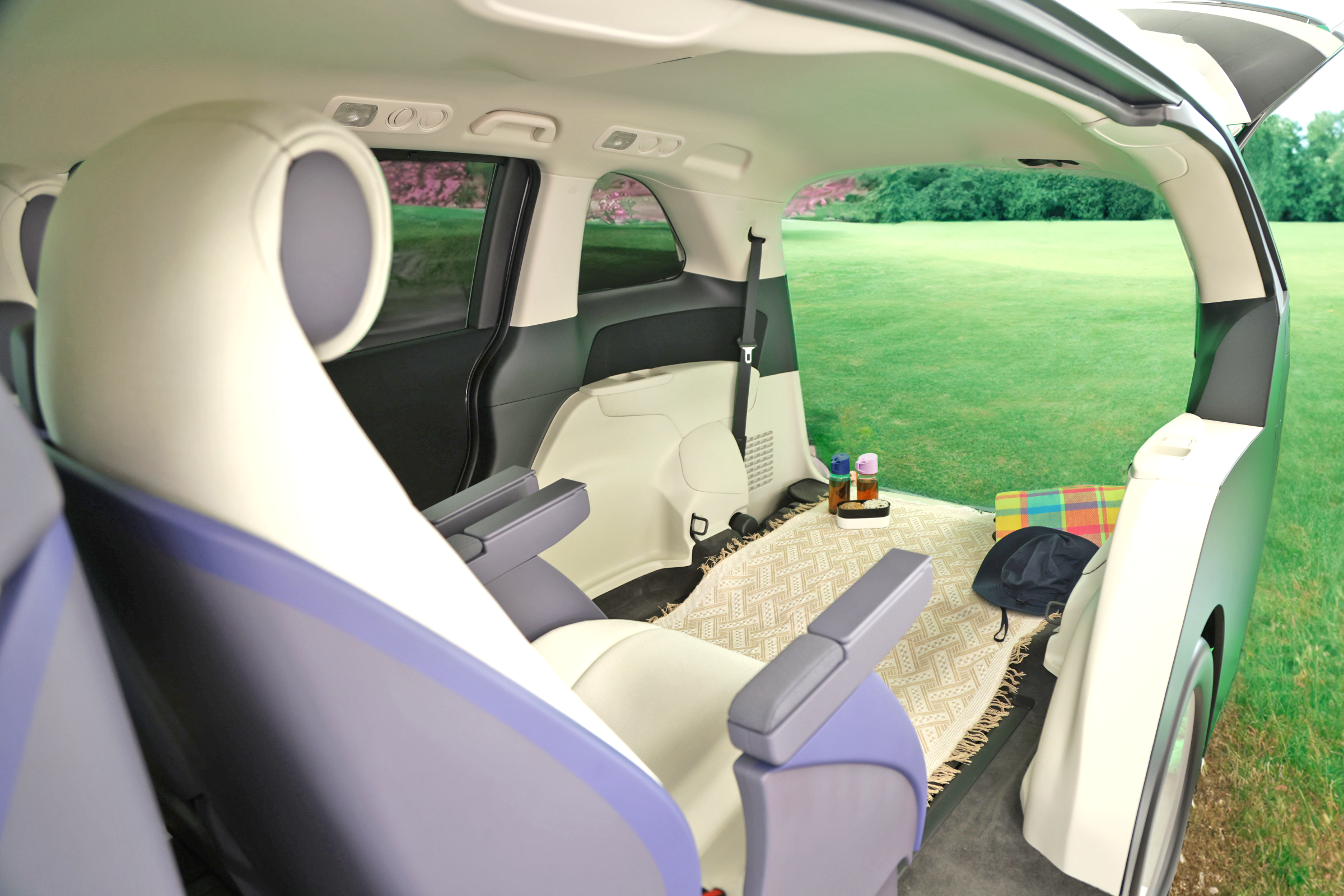 Image of picnic mode arrangement of Family Comfort Cabin