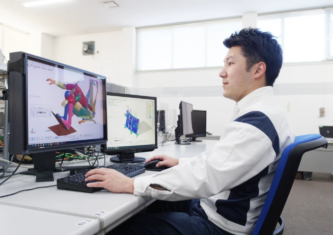 パソコンで解析作業をする社員