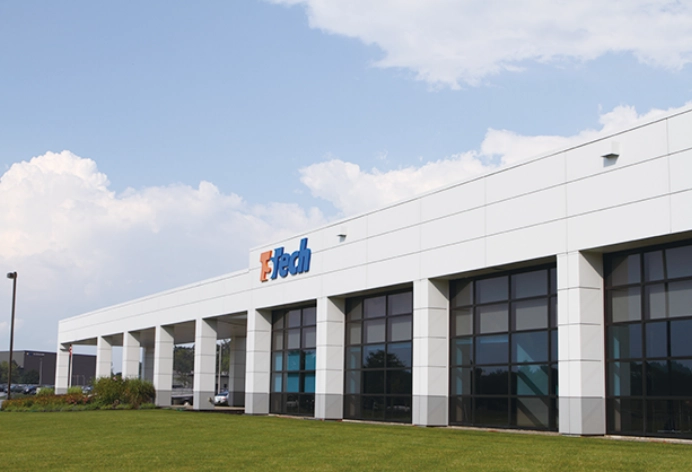 日本のエンジニアが現地で試験をする様子